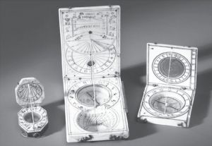 象牙材质的翻盖太阳钟，便于出行携带。左侧：纽伦堡，约1650；中间：纽伦堡，约1620；右侧：迪耶普，约1650。