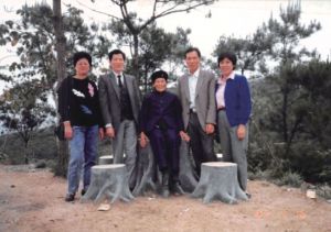 母亲（80岁）和三弟夫妇（右）、四弟夫妇合照