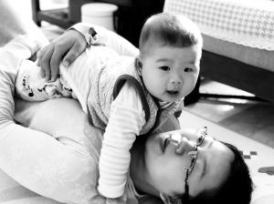 图4-2 怀抱婴儿的妈妈，摄于2019年