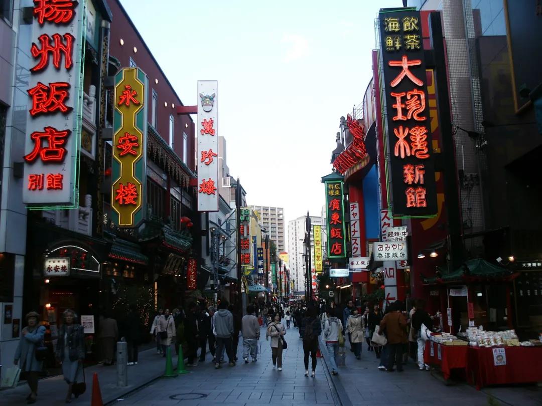 2005年3月，横滨中华街一个略显喧嚣的周末夜晚.jpg